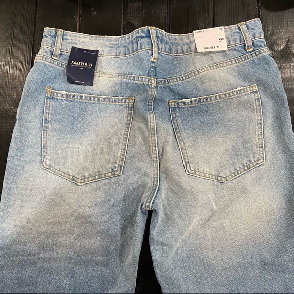 Forever 21 Denim Mom Fit Light Wash Distressed Jeans Size 30 NWT - Picture 2 of 7